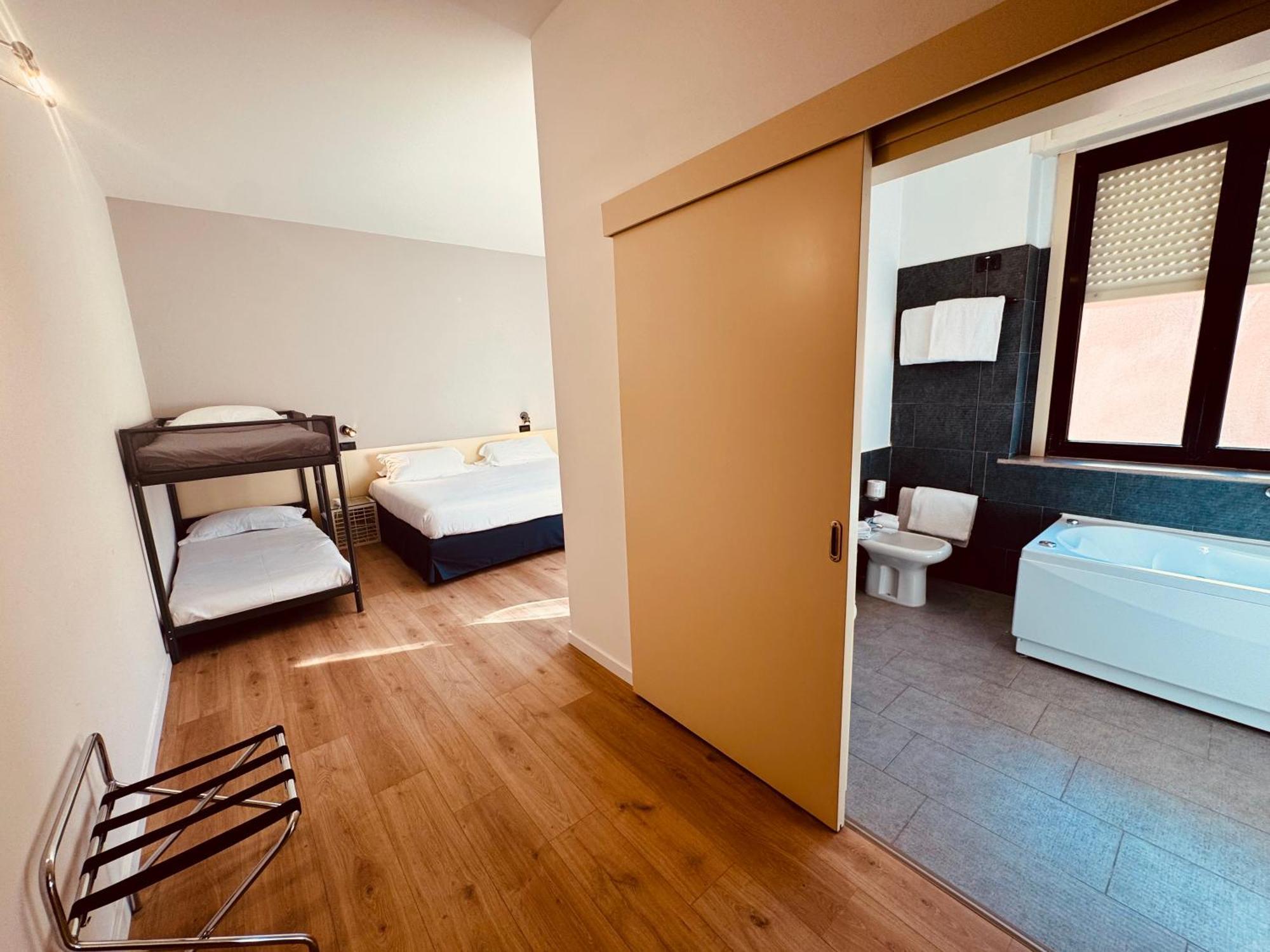 Hotel Pex มานโตวา ภายนอก รูปภาพ